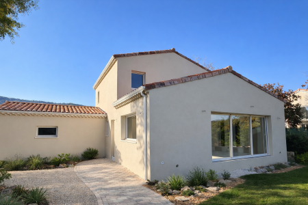 Maison contemporaine à Valvignères avec façade d’entrée et garage réalisée par Maisons Passion